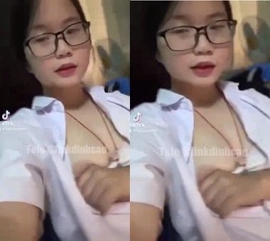 Chơi lỗ nhỏ em học sinh đầy nước