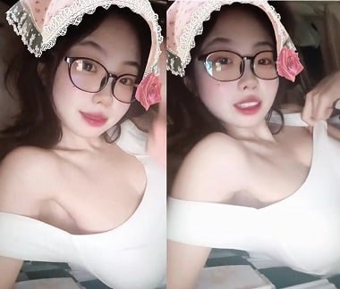 Đứa em xinh đẹp kêu rên nhẹ nhàng khi quan hệ tình dục