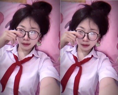 Lồn dâm biểu hiện qua việc mang khăn quàng đỏ